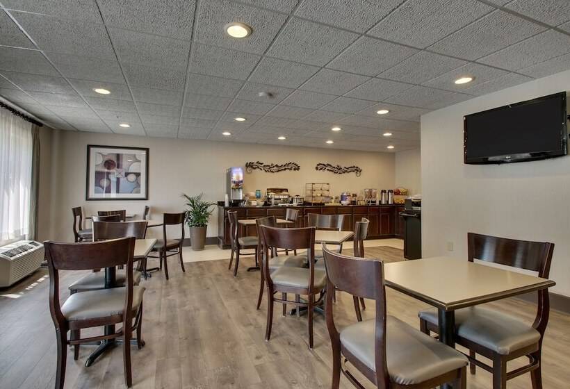 בית מלון כפרי Wingfield Inn & Suites