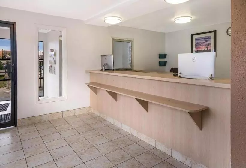 Motelli Knights Inn Grand Rapids East Airport