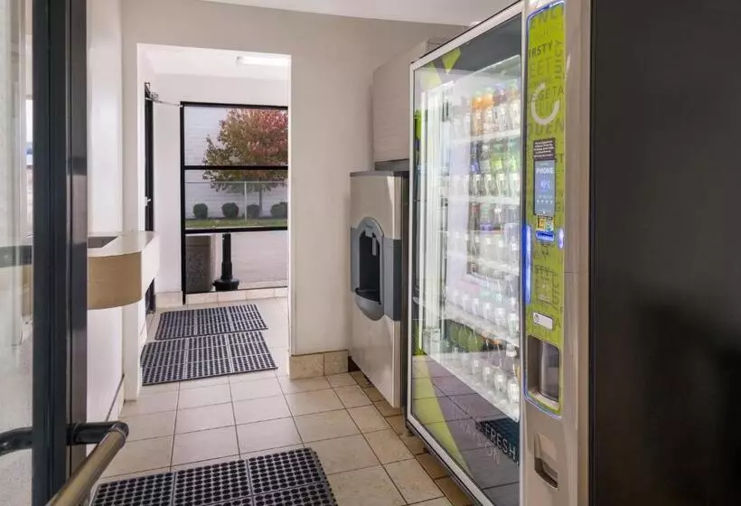 Motelli Knights Inn Grand Rapids East Airport