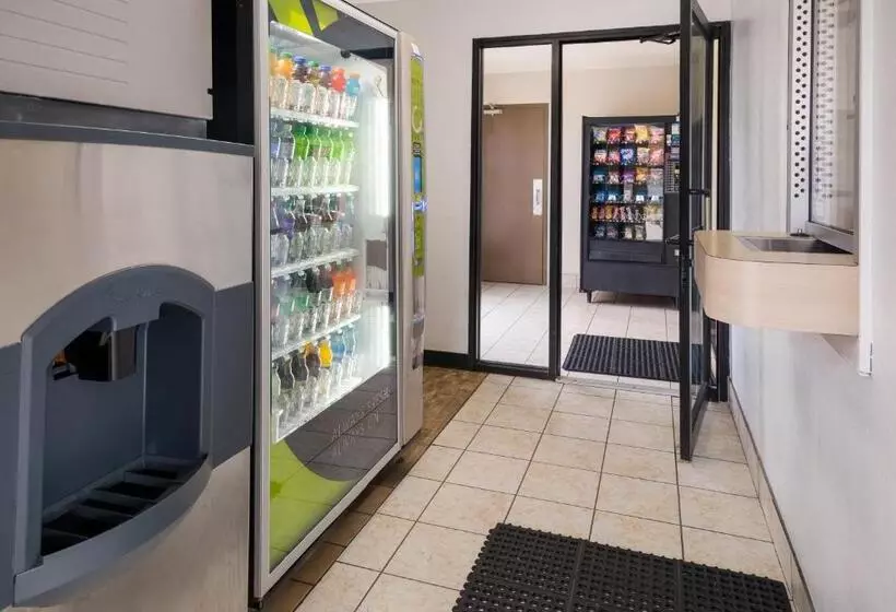 Motelli Knights Inn Grand Rapids East Airport