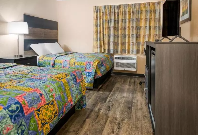 Motelli Knights Inn Grand Rapids East Airport