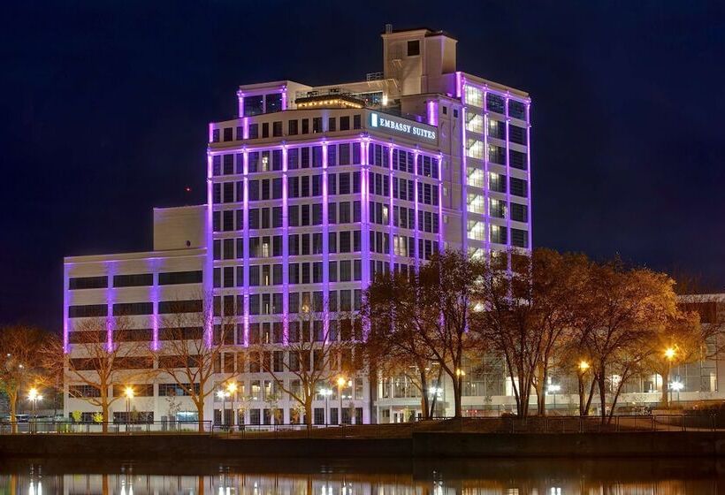 בית מלון כפרי Embassy Suites By Hilton Rockford Riverfront
