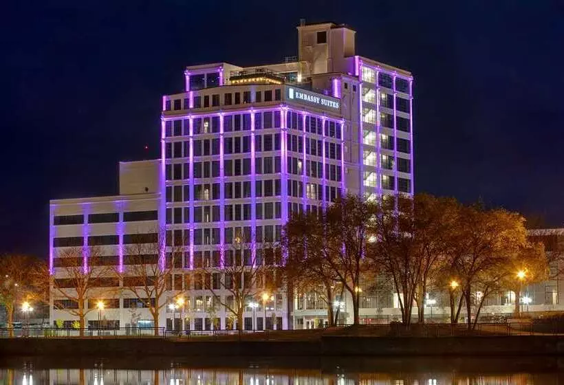 ホテル Embassy Suites By Hilton Rockford Riverfront