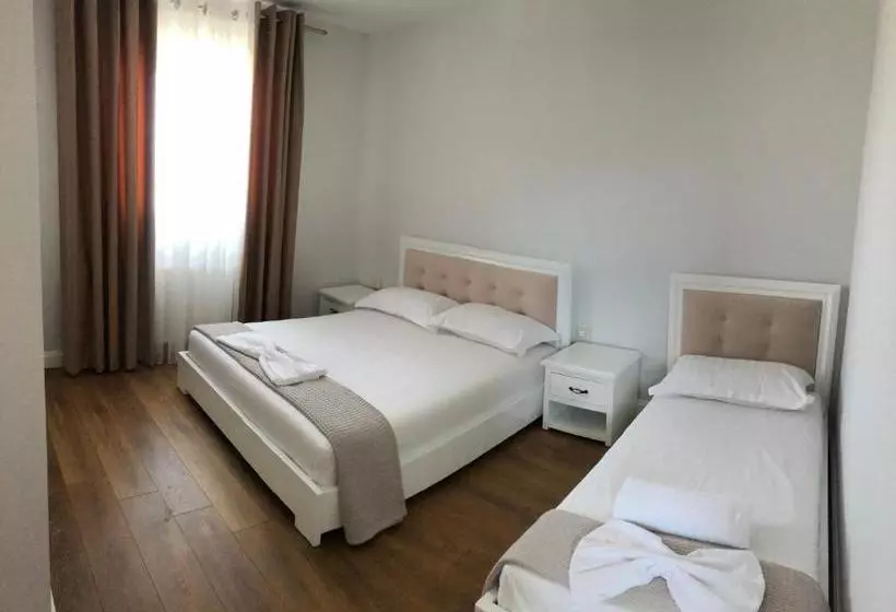 Hotelli Taverna Zisi