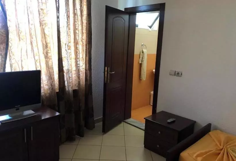 Hotelli Taverna Zisi