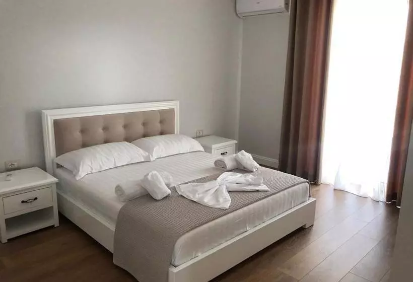 Hotelli Taverna Zisi