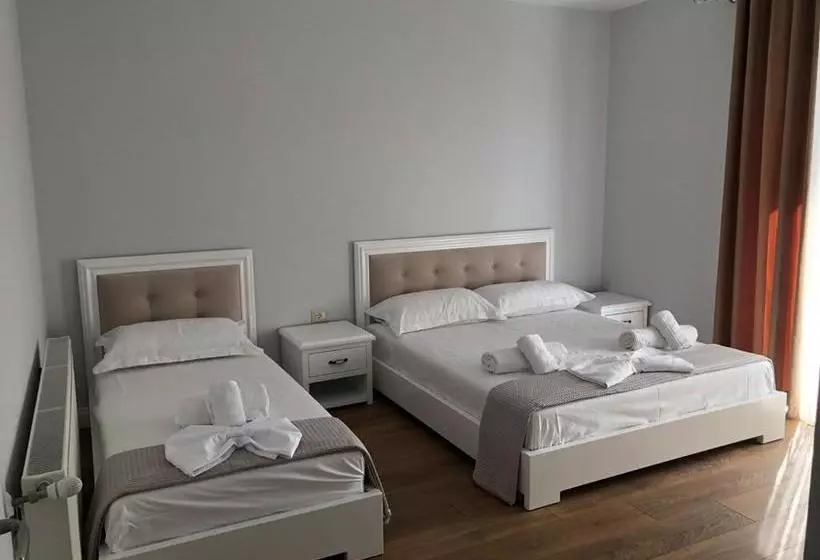 Hotelli Taverna Zisi