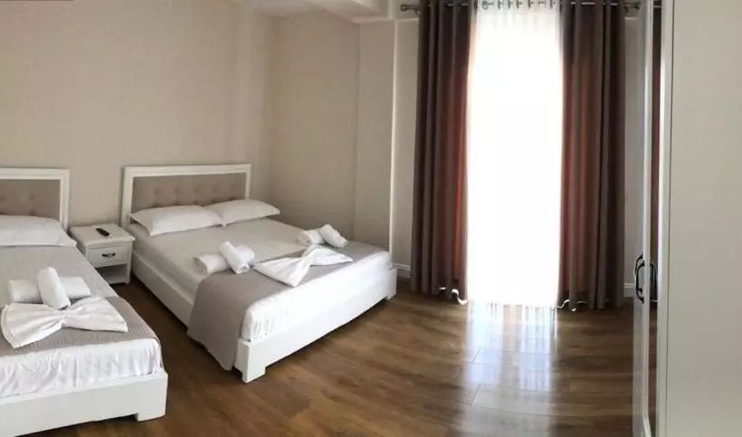 Hotelli Taverna Zisi