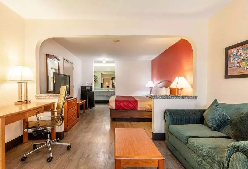 هتل Econo Lodge Inn & Suites