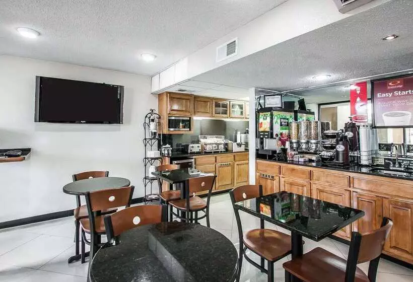 هتل Econo Lodge Inn & Suites