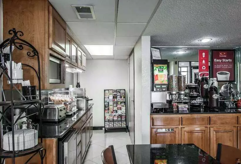 هتل Econo Lodge Inn & Suites