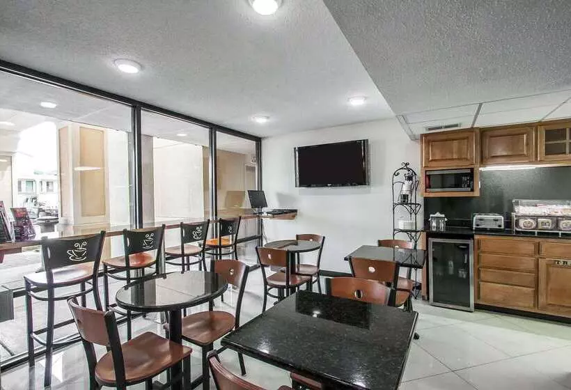 هتل Econo Lodge Inn & Suites