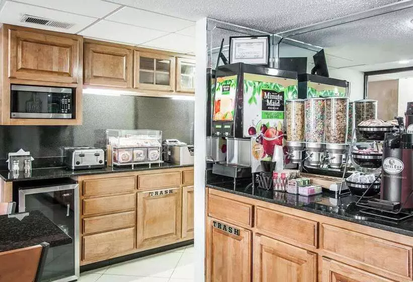 هتل Econo Lodge Inn & Suites