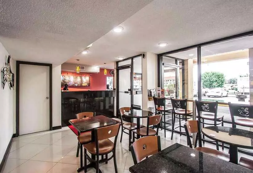 هتل Econo Lodge Inn & Suites