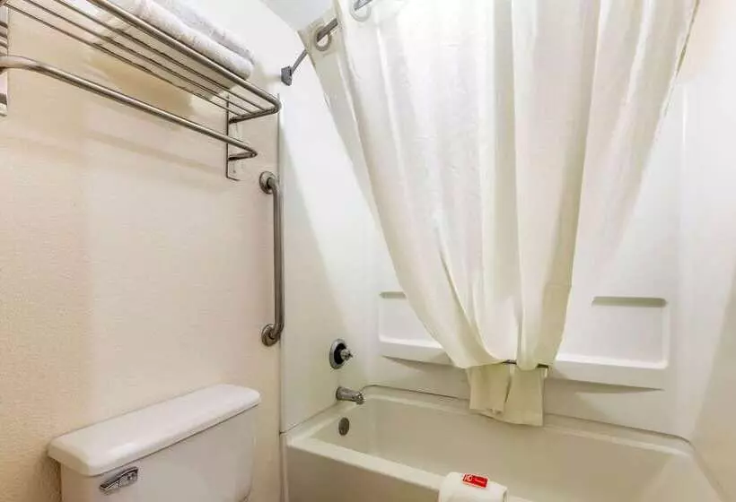 هتل Econo Lodge Inn & Suites