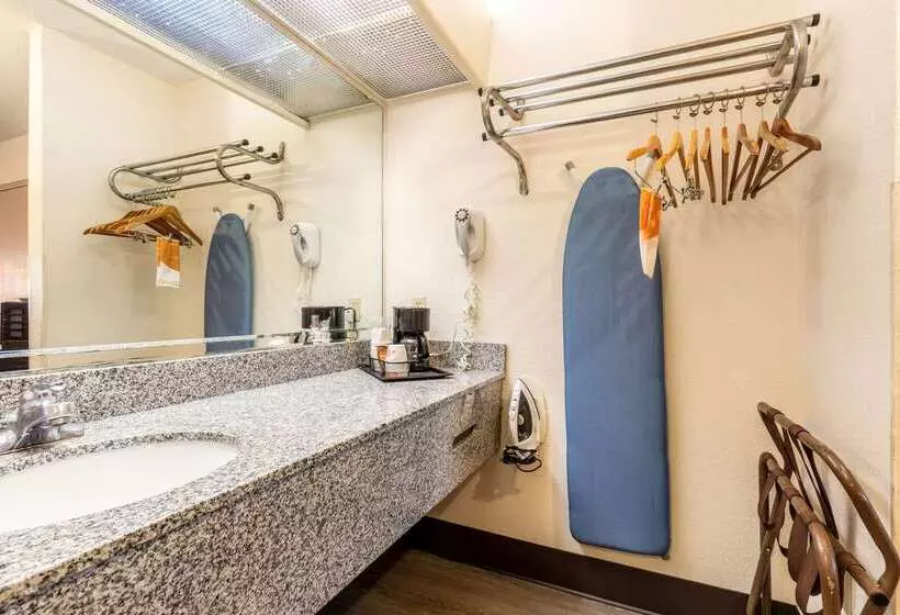 هتل Econo Lodge Inn & Suites