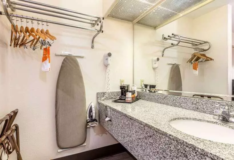 هتل Econo Lodge Inn & Suites