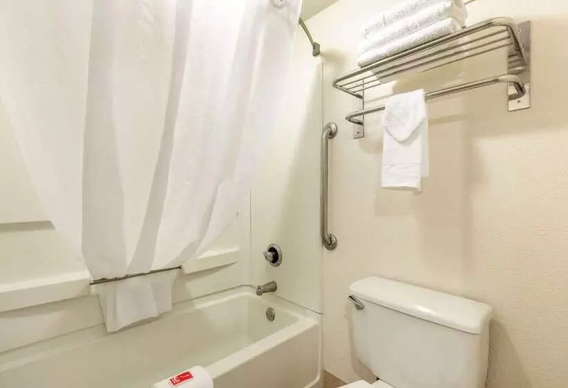 هتل Econo Lodge Inn & Suites