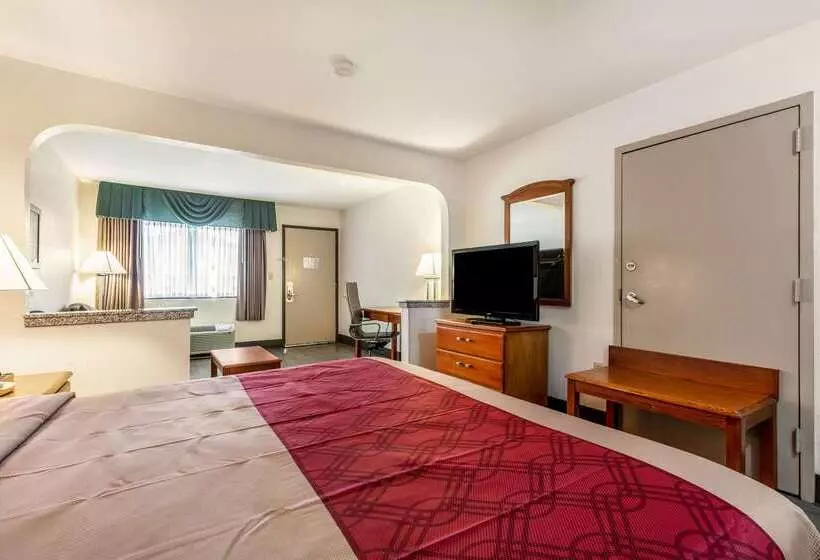 هتل Econo Lodge Inn & Suites