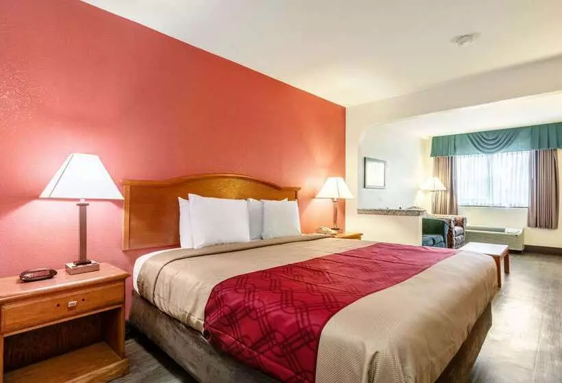 هتل Econo Lodge Inn & Suites