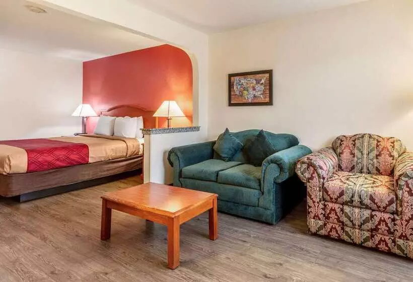 هتل Econo Lodge Inn & Suites