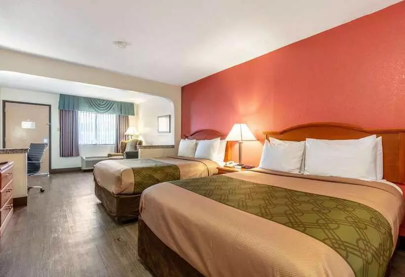 هتل Econo Lodge Inn & Suites