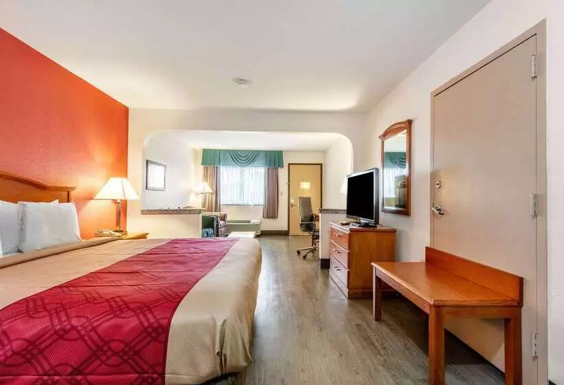 هتل Econo Lodge Inn & Suites