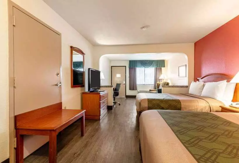 هتل Econo Lodge Inn & Suites