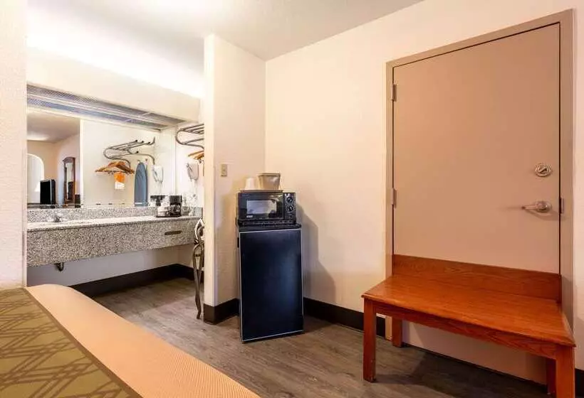 هتل Econo Lodge Inn & Suites