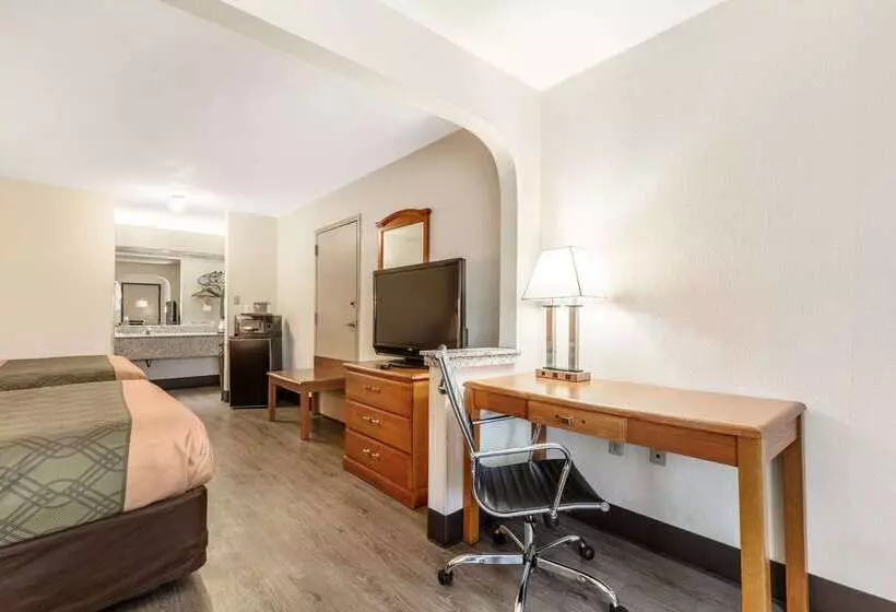 هتل Econo Lodge Inn & Suites