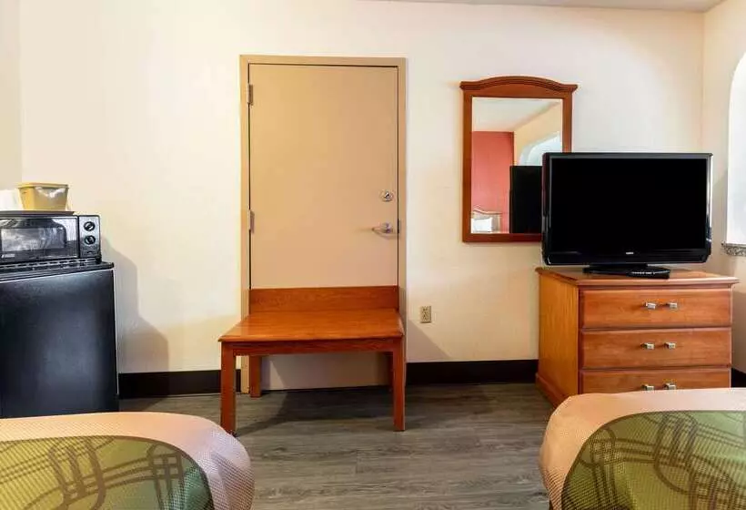 هتل Econo Lodge Inn & Suites