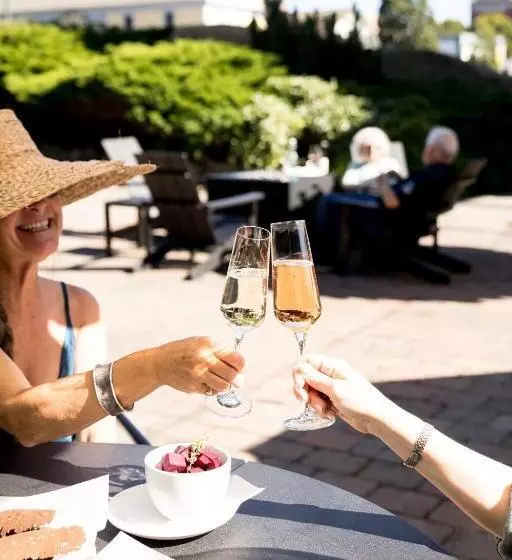 Отель The Bishop