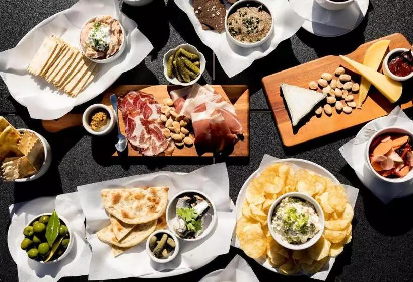 Отель The Bishop