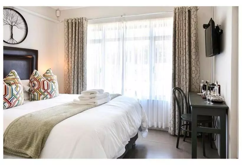 Aamiaismajoitus (B&B) 66 On Monzali 4 Star Luxury Guesthouse