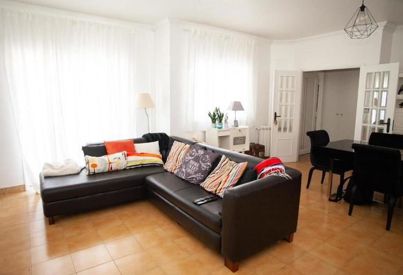 هاستل Estela Surf Camp & Surf School