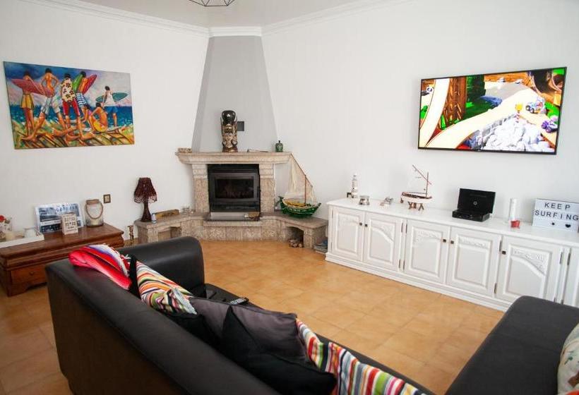 هاستل Estela Surf Camp & Surf School