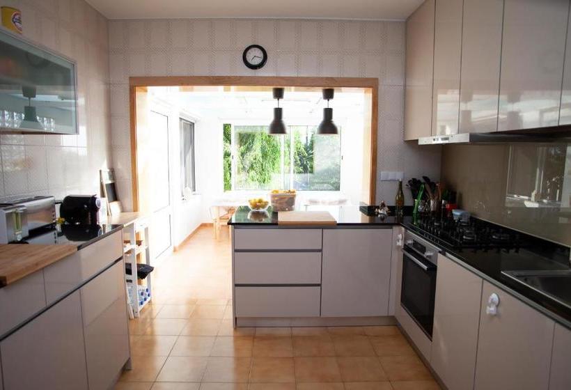 هاستل Estela Surf Camp & Surf School