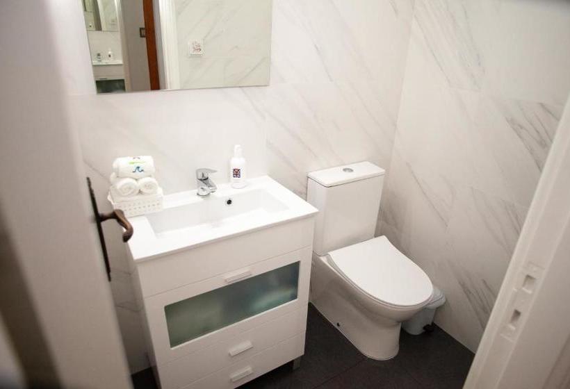 هاستل Estela Surf Camp & Surf School