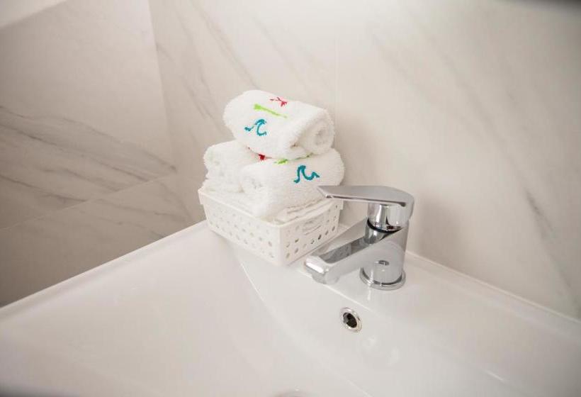 هاستل Estela Surf Camp & Surf School