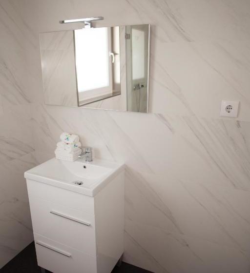 هاستل Estela Surf Camp & Surf School