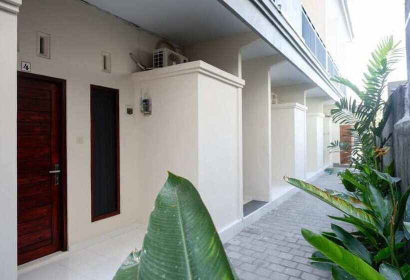 펜션 Reddoorz Near Mertasari Beach