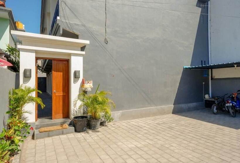 펜션 Reddoorz Near Mertasari Beach