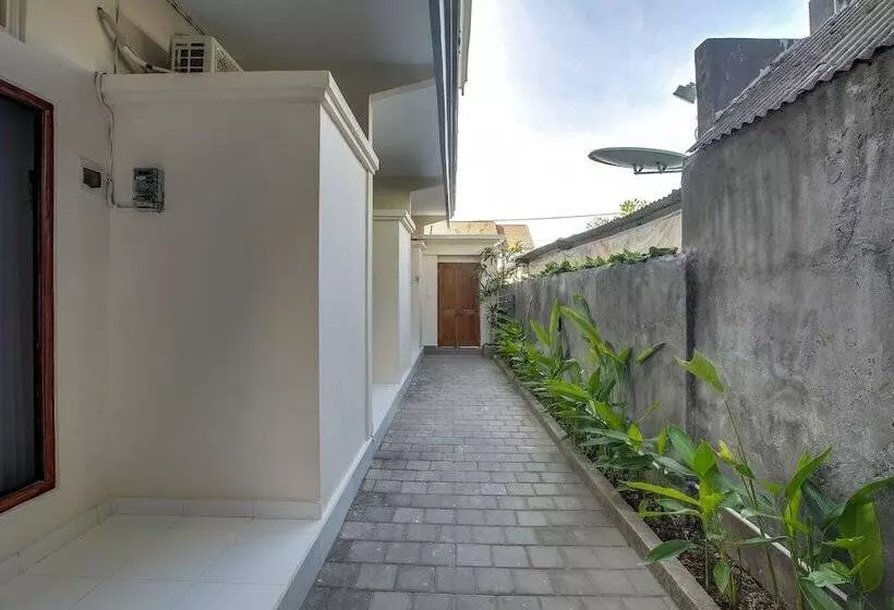 ペンション Reddoorz Near Mertasari Beach