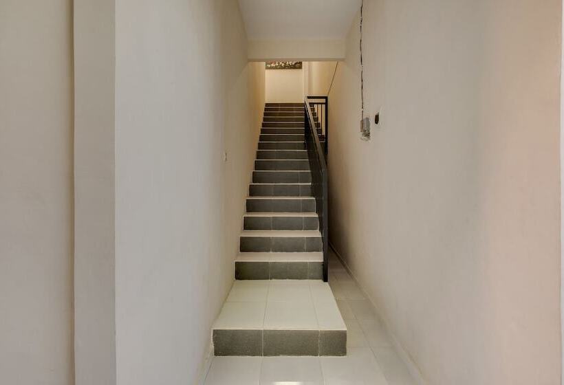 펜션 Reddoorz Near Mertasari Beach