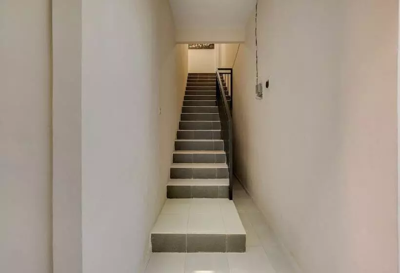 ペンション Reddoorz Near Mertasari Beach