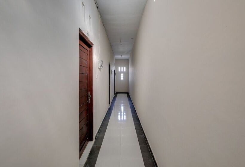 펜션 Reddoorz Near Mertasari Beach