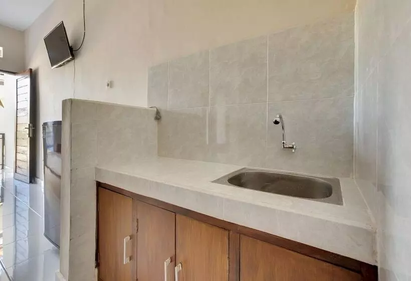 ペンション Reddoorz Near Mertasari Beach