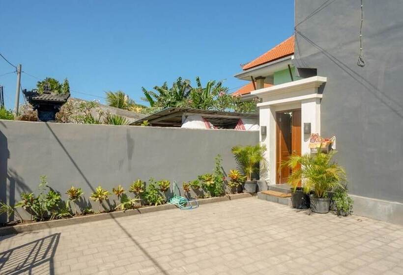 펜션 Reddoorz Near Mertasari Beach