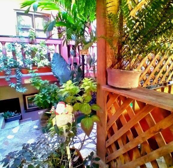 تختخواب و صبحانه Rosalila