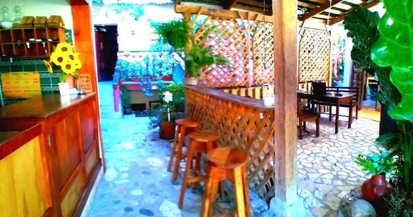 تختخواب و صبحانه Rosalila